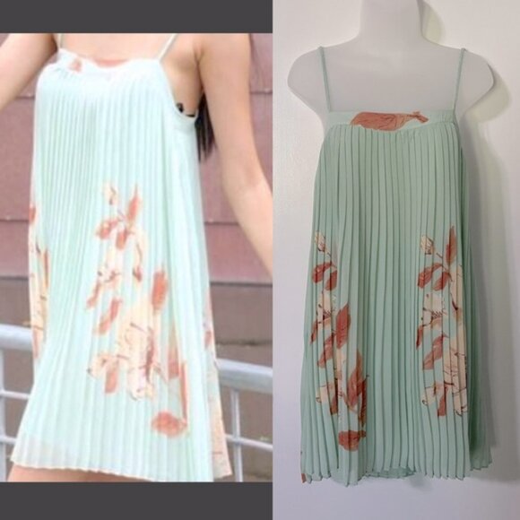 Forever 21 floral pleated mini dress Size M - Picture 5 of 7